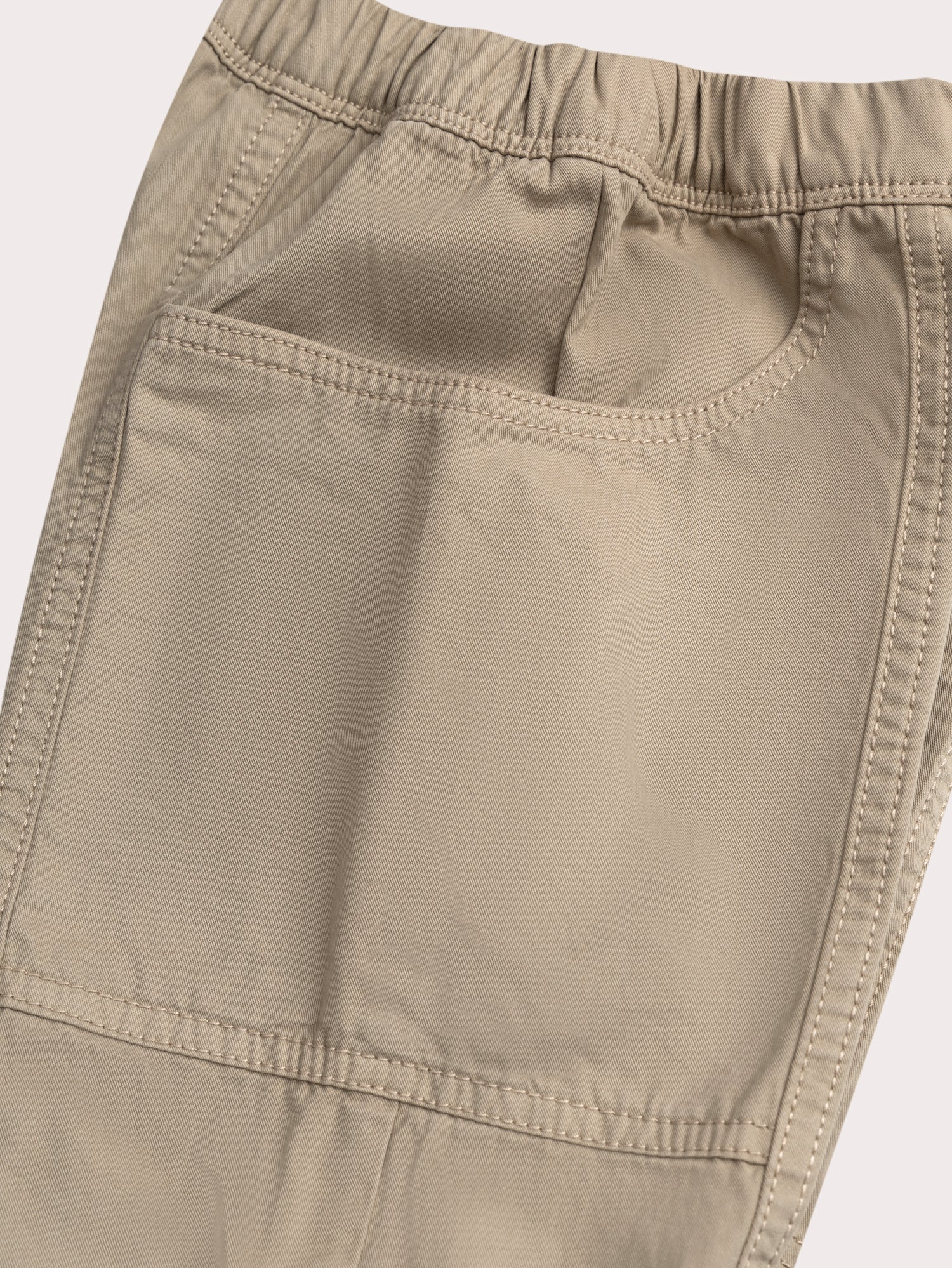 Pantalon beige à poches fantaisie - Image 4