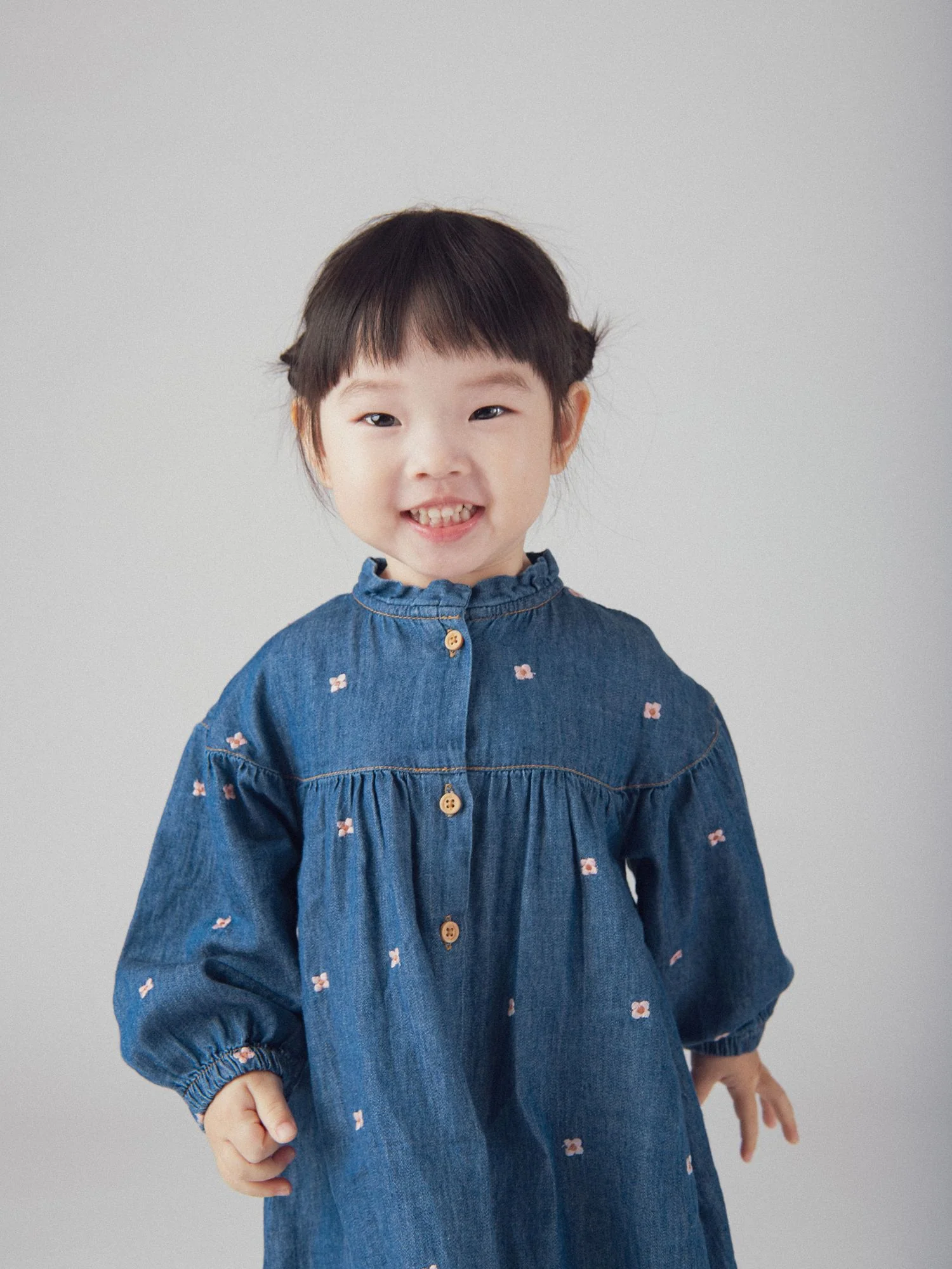 Robe en denim léger à broderies fleurs pour bébé fille - Image 3