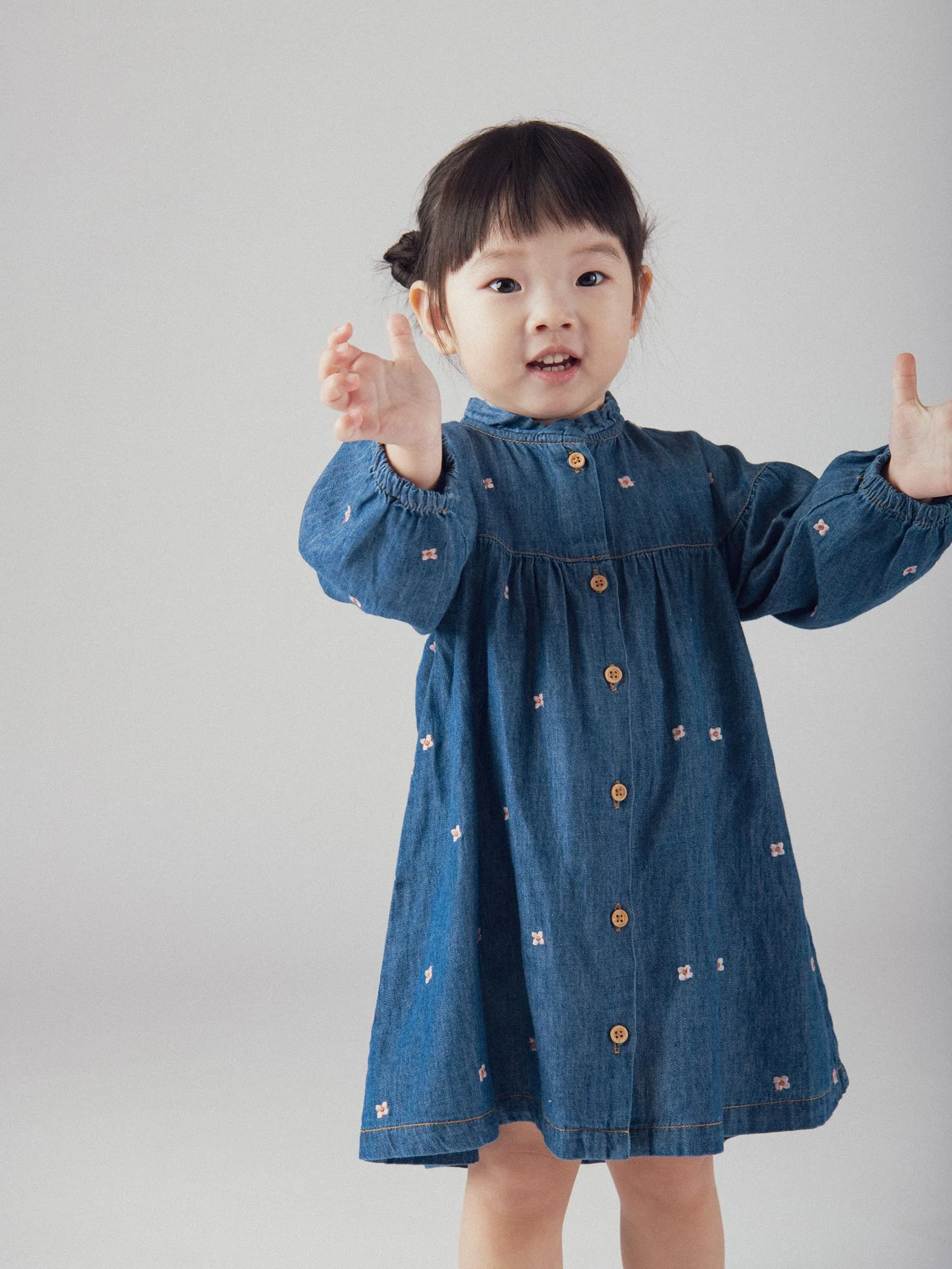 Robe en denim léger à broderies fleurs pour bébé fille - Image 4