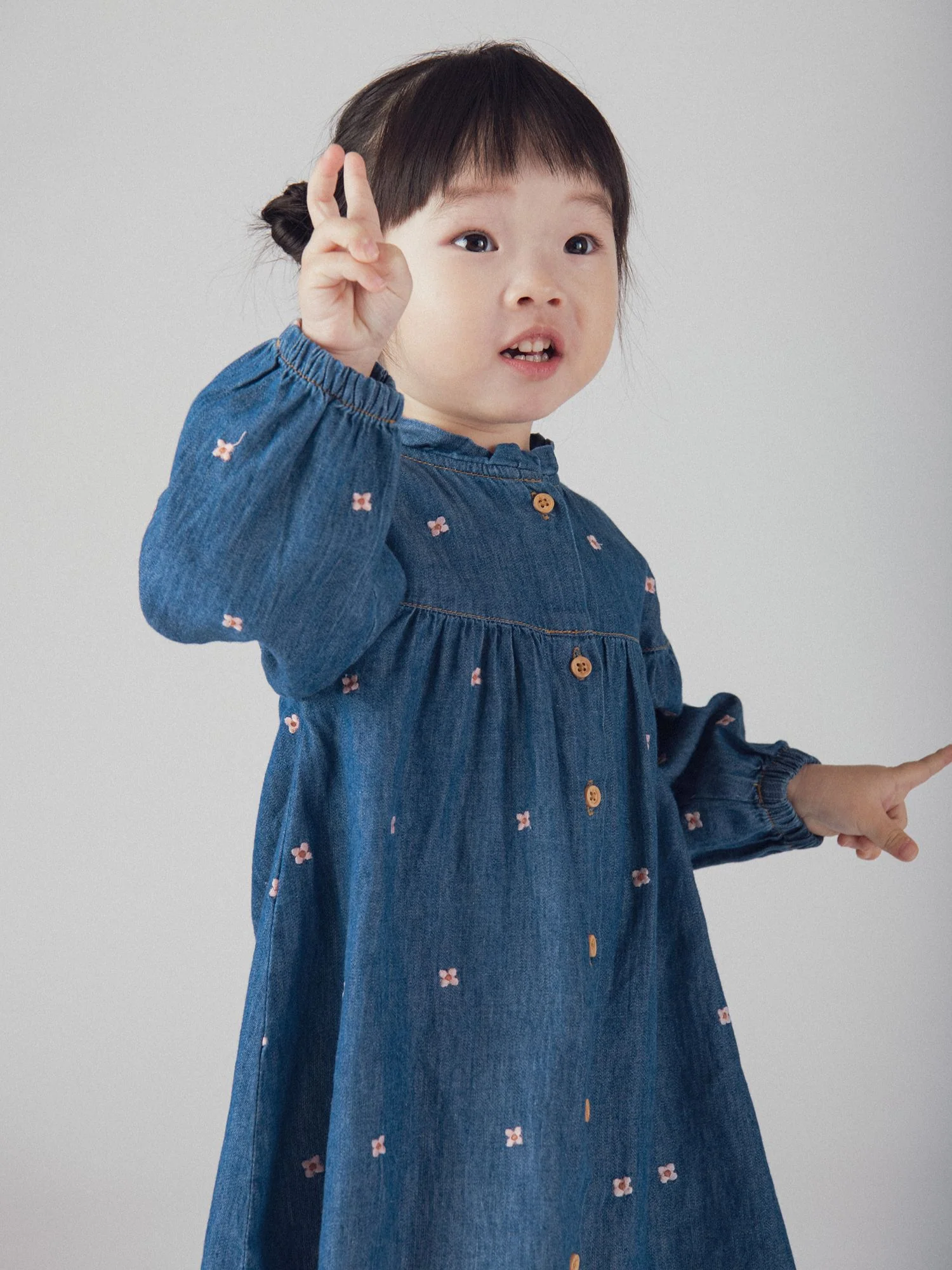Robe en denim léger à broderies fleurs pour bébé fille - Image 5