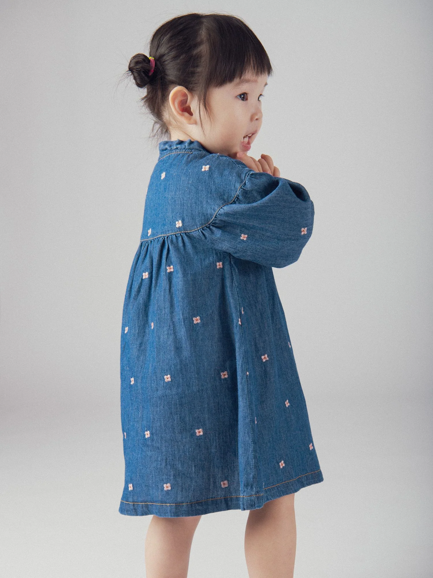 Robe en denim léger à broderies fleurs pour bébé fille - Image 8